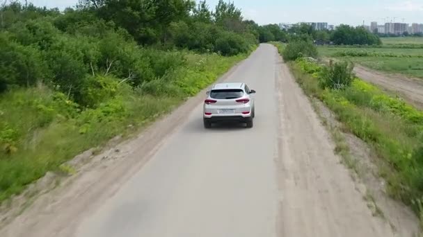 Zilverkleurige witte auto luchtfoto — Stockvideo