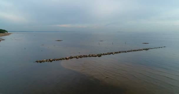 Vol au-dessus de la mer .