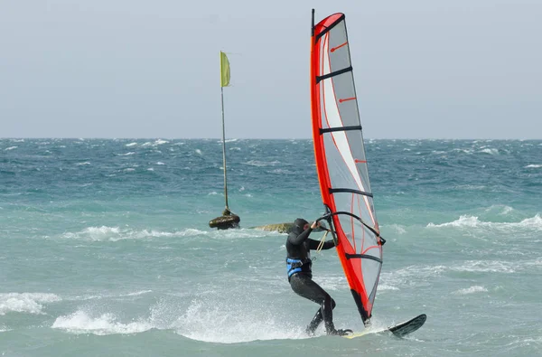 Pěkný Sportovec Windsurfer Jízda — Stock fotografie