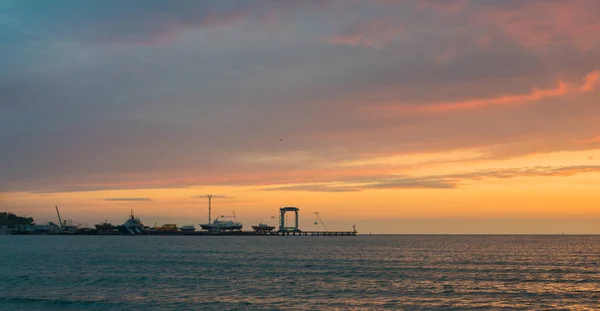 Гарний Захід Сонця Над Морем Яскраве Небо Заходу Хмарами Чорне — стокове фото