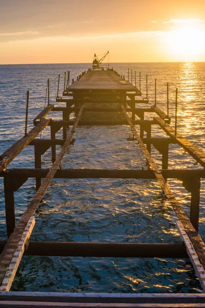日没時に海上の船のために古い桟橋を分解した アナパ クラスノダール地域 ロシア — ストック写真