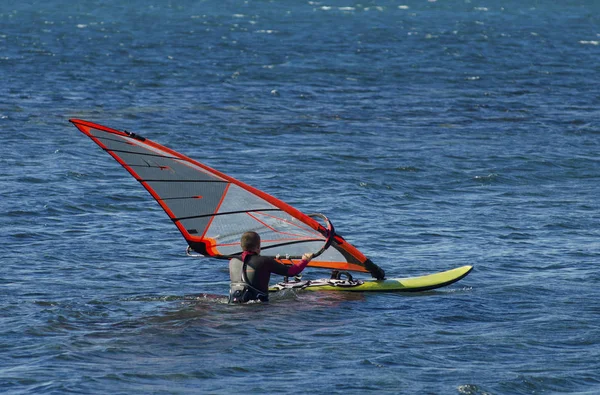Bir Rüzgar Sörfçüsü Sakin Hafif Rüzgarda Denize Biner Arkadan Manzara — Stok fotoğraf