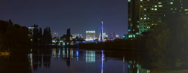 Krasnodar, Rusia - 9 de mayo de 2019: Kuban Embankment, que se refleja en la superficie del agua de la bahía del río Kuban . —  Fotos de Stock