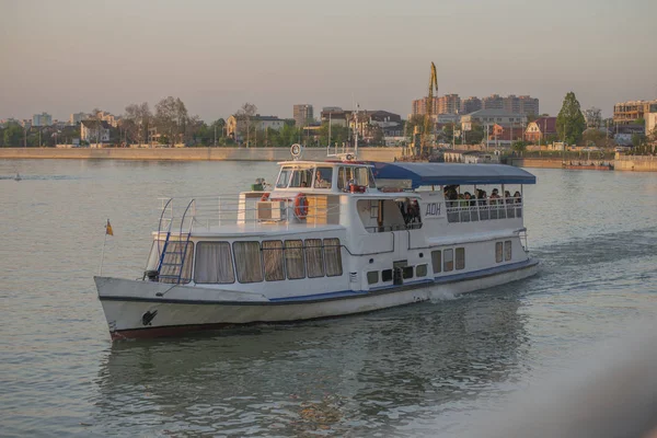 Krasnodar, Russia, 5 maggio 2019. Kuban fiume la sera a Krasnodar, Pier e tram fiume sull'acqua. Vista sul lungomare . — Foto Stock