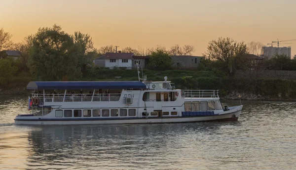 Krasnodar, Rosja, 5 maja 2019. Kuban rzeka wieczorem w Krasnodar, molo i tramwaju rzecznego na wodzie. Widok na nabrzeże. — Zdjęcie stockowe