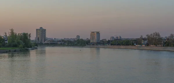 La ciudad de Krasnodar, el reflejo de la casa del río Kuban en el agua. Panorama —  Fotos de Stock