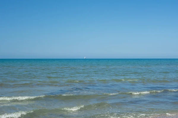 Il cielo azzurro sul mare calmo con il riflesso della luce solare. Calma armonia del mare di superficie dell'acqua calma. Cielo soleggiato e oceano blu calmo . — Foto Stock