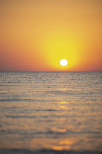 Cielo brillante y agua al atardecer sobre el Mar Negro de Anapa, región de Krasnodar, Rusia — Foto de Stock