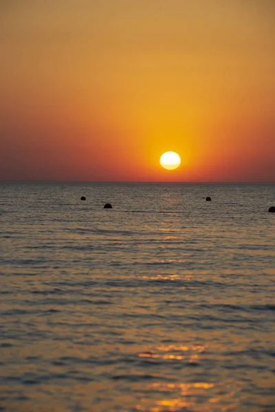 Céu brilhante e água ao pôr do sol sobre o mar Negro de Anapa, região de Krasnodar, Rússia — Fotografia de Stock