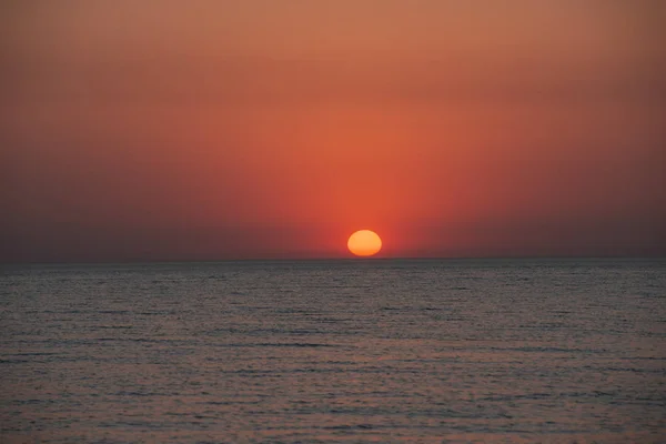 Céu brilhante e água ao pôr do sol sobre o mar Negro de Anapa, região de Krasnodar, Rússia — Fotografia de Stock