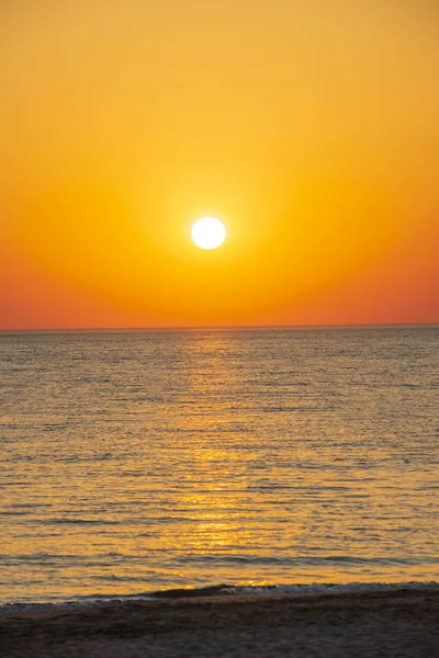 Cielo brillante y agua al atardecer sobre el Mar Negro de Anapa, región de Krasnodar, Rusia — Foto de Stock