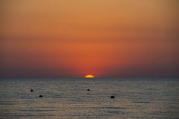 Céu brilhante e água ao pôr do sol sobre o mar Negro de Anapa, região de Krasnodar, Rússia — Fotografia de Stock