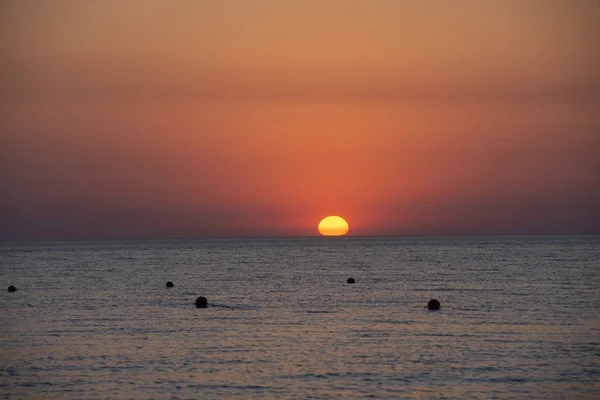 Cielo brillante y agua al atardecer sobre el Mar Negro de Anapa, región de Krasnodar, Rusia — Foto de Stock