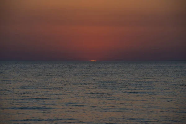 Céu brilhante e água ao pôr do sol sobre o mar Negro de Anapa, região de Krasnodar, Rússia — Fotografia de Stock