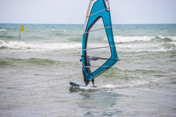 Windsurfing, zábava v černém moři, Anapa, Krasnodarská oblast, extrémní sportovní oceán — Stock fotografie