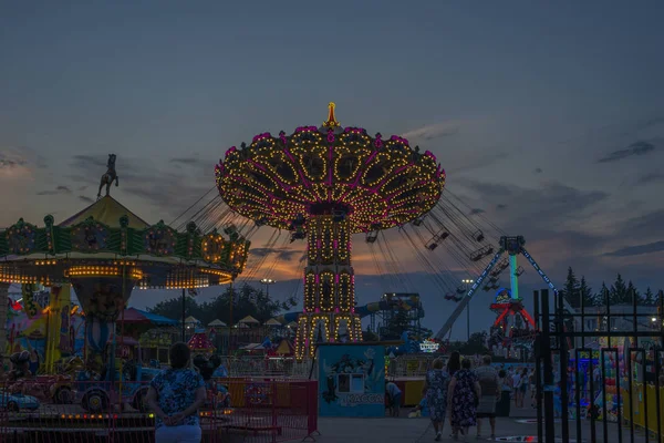 Anapa, Russie - 17 juin 2019 : beau carrousel lumineux dans le parc la nuit — Photo