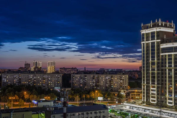 Krasnodar, Rusia - 29 de junio de 2019: hermosa fachada del edificio contra el cielo nocturno con puesta de sol.Vista de la calle Turgenev. Nuevo rascacielos residencial de arquitectura renacentista. Camino nocturno en — Foto de Stock