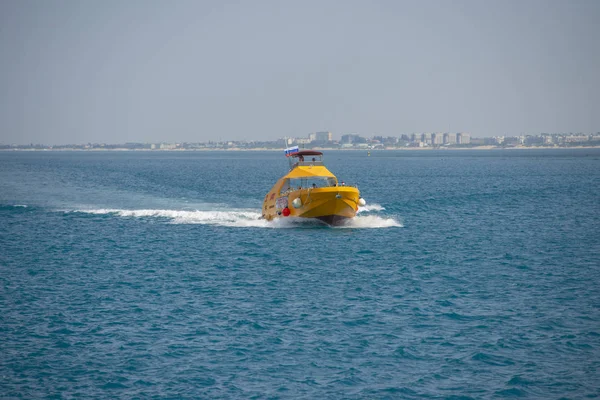 Anapa, Russia - 17 giugno 2019: Barca gialla con turisti che navigano sul Mar Nero nelle acque di Anapa. Una barca a motore in estate — Foto Stock