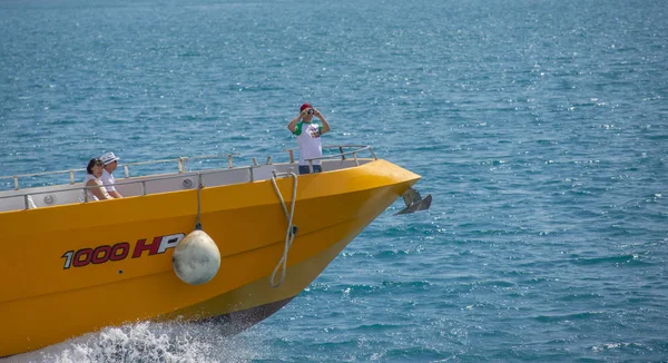 Anapa, Russia - 17 giugno 2019: Barca gialla con turisti che navigano sul Mar Nero nelle acque di Anapa. Una barca a motore in estate — Foto Stock