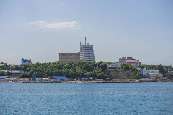 Anapa, Rusia - 17 de junio de 2019: Vista panorámica de la costa marítima. En la bahía izquierda, a la derecha el mar. Mar Negro, Supseh, Anapa, región de Krasnodar — Foto de Stock