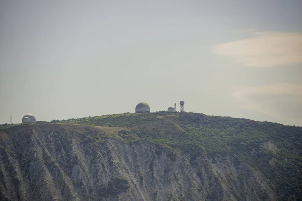 Radares meteorológicos en la montaña en Anapa —  Fotos de Stock