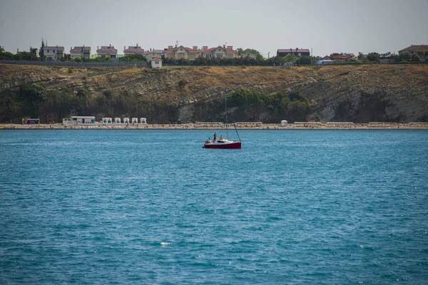 アナパ、ロシア - 2019年6月17日:赤い船で海沿岸のパノラマビュー。左湾、右側の海。黒海、サプセ、アナパ、クラスノダール地域. — ストック写真