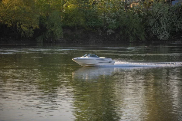 KRASNODAR, RUSSIA - maggio. 02, 2019: barca a motore sul fiume Kuban la sera . — Foto Stock