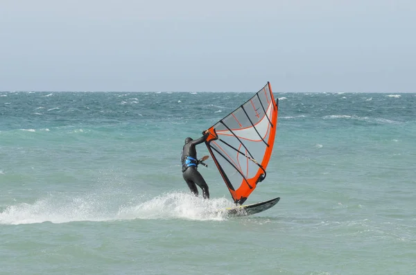 Lustiges Windsurfen auf dem kristallklaren Wasser — Stockfoto