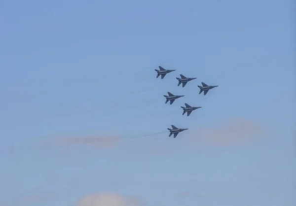 Aviones rusos equipo acrobático en el cielo —  Fotos de Stock