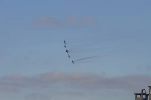 Російські літаки пілотажні команди в небі — стокове фото