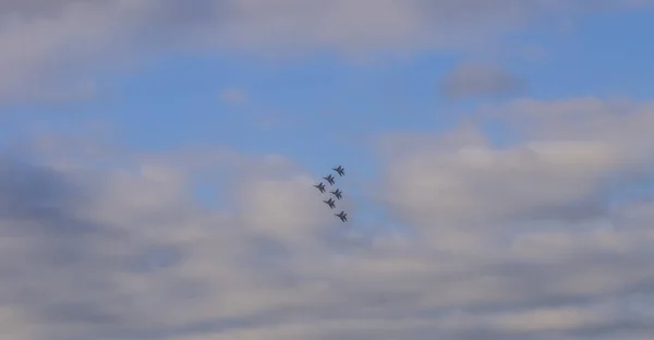 Aviones rusos equipo acrobático en el cielo — Foto de Stock