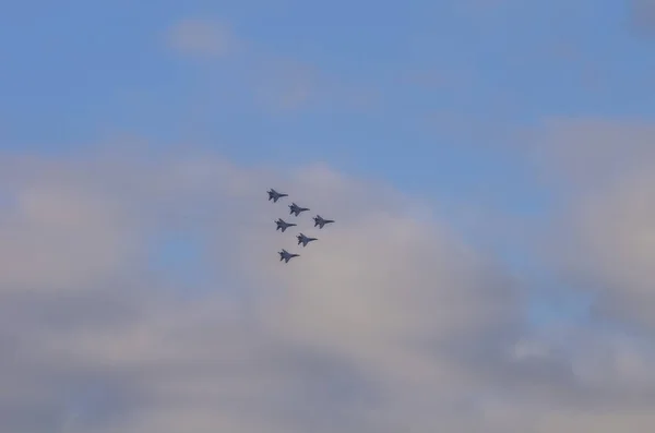 ロシアの飛行機は空に曲技飛行チーム — ストック写真