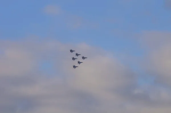 Aviones rusos equipo acrobático en el cielo —  Fotos de Stock