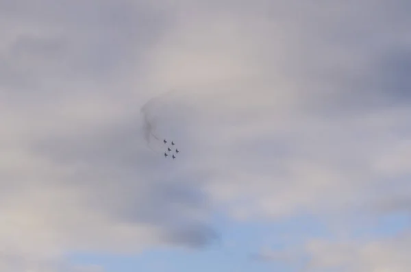 Aviones rusos equipo acrobático en el cielo —  Fotos de Stock