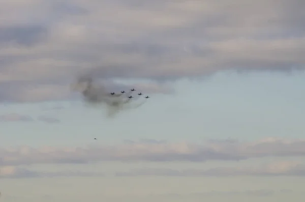 Aviones rusos equipo acrobático en el cielo —  Fotos de Stock