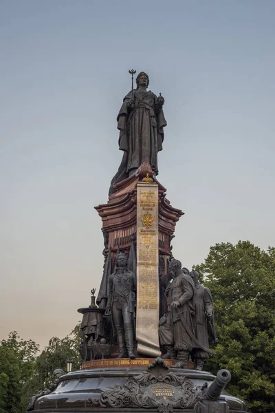 KRASNODAR. RÚSSIA. 20 de julho de 2019: Monumento à imperatriz Catarina II Grande na Praça Catarina em Krasnodar. Rússia — Fotografia de Stock
