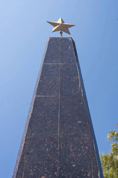 Krasnodar, Rusia - 29 de junio de 2019: monumento en la Plaza de la Memoria de las víctimas del fascismo en la calle. Rossiyskaya — Foto de Stock