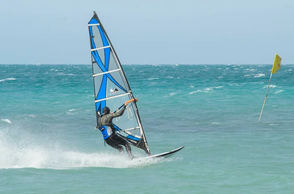 Anapa, Ryssland-15 juni 2020: Windsurfer rider i Svarta havet — Stockfoto