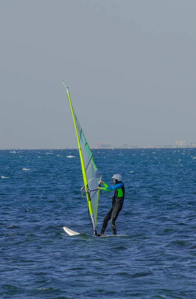 Anapa Russland Juni 2020 Freizeit Wassersport Windsurfen Windsurfer Surfen Auf — Stockfoto