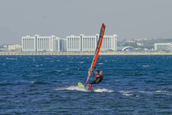 Anapa ロシア 2020年6月15日 レクリエーションウォータースポーツ ウィンドサーフィンだ ウィンドサーファーは海の波で風をサーフィンします 極端なスポーツアクション レクリエーションスポーツ活動 健康的なライフスタイル — ストック写真