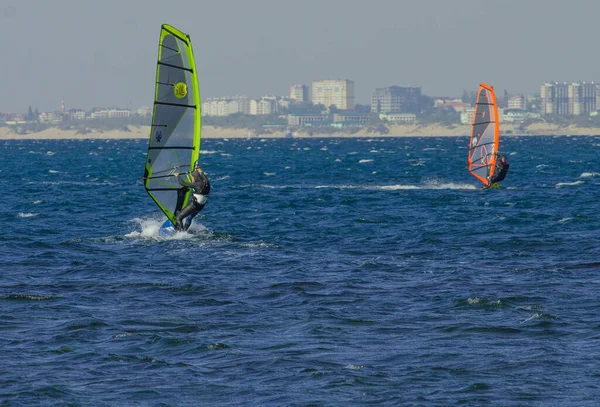 Anapa ロシア 2020年6月15日 レクリエーションウォータースポーツ ウィンドサーフィンだ ウィンドサーファーは海の波で風をサーフィンします 極端なスポーツアクション レクリエーションスポーツ活動 健康的なライフスタイル — ストック写真