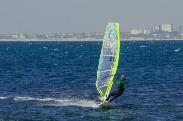 Anapa Ryssland Juni 2020 Fritidsvattensporter Vindsurfing Vindsurfare Surfing Vinden Vågorna — Stockfoto