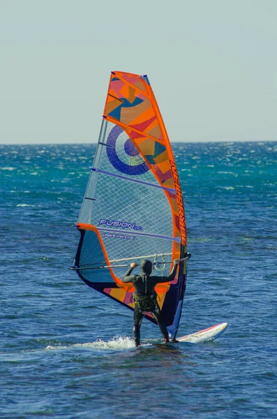 Anapa, Rusko-15. června 2020: Rekreační vodní sporty. Windsurfing. Windsurfer Surfing The Wind On Waves In Ocean, Sea. Extrémní sportovní akce. Rekreační sportovní aktivita. Zdravý životní styl — Stock fotografie