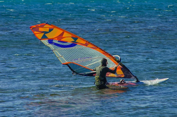 Anapa, Rússia-15 de junho de 2020: Esportes Aquáticos Recreativos. Windsurf. Windsurfer Surf The Wind On Waves In Ocean, Sea. Ação Esportiva Extrema. Atividade Desportiva Recreativa. Estilo de vida saudável — Fotografia de Stock