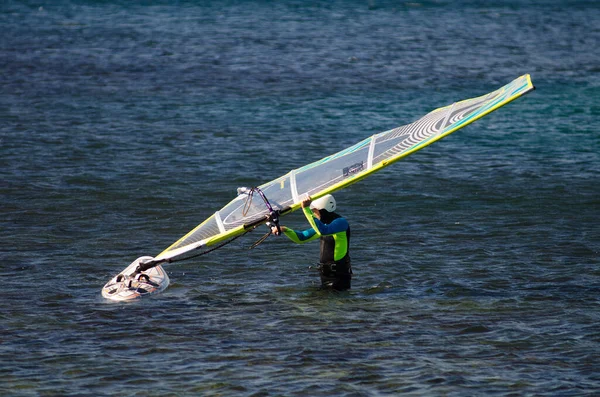 Anapa, Rusia-15 de junio de 2020: Deportes acuáticos recreativos. Windsurf. Windsurfer Surfeando el viento en olas en el océano, mar. Acción deportiva extrema. Actividad deportiva recreativa. Estilo de vida saludable — Foto de Stock