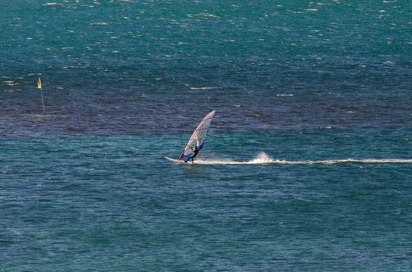 Anapa, Rusia-15 de junio de 2020: Deportes acuáticos recreativos. Windsurf. Windsurfer Surfeando el viento en olas en el océano, mar. Acción deportiva extrema. Actividad deportiva recreativa. Estilo de vida saludable — Foto de Stock