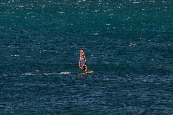 Anapa, Rusland-15 juni 2020: Rekreativ vandsport. Windsurfing. Windsurfer Surfing The Wind On Waves I Ocean, Hav. Ekstrem sport handling. Rekreative sportsaktiviteter. Sund livsstil - Stock-foto