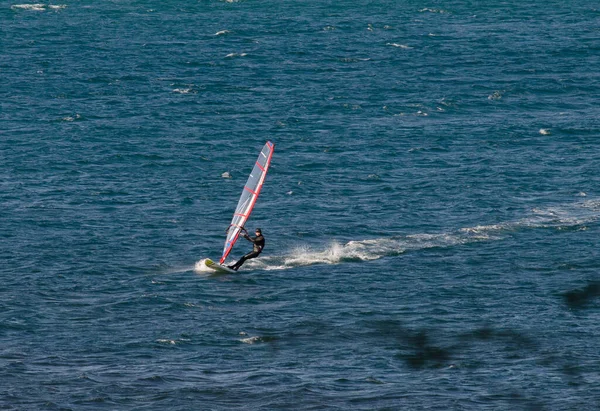 Anapa, Rusia-15 de junio de 2020: Deportes acuáticos recreativos. Windsurf. Windsurfer Surfeando el viento en olas en el océano, mar. Acción deportiva extrema. Actividad deportiva recreativa. Estilo de vida saludable — Foto de Stock