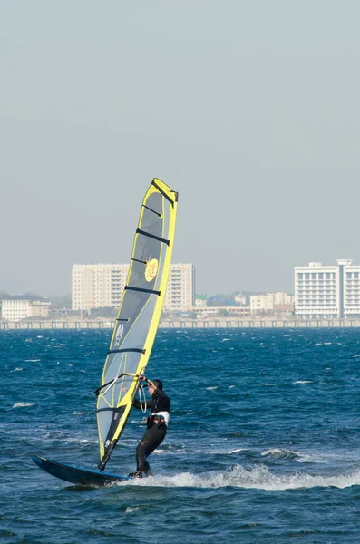 Anapa, Russie-15 juin 2020 : Sports nautiques récréatifs. Planche à voile. Planche à voile Surfer sur le vent sur les vagues dans l'océan, la mer. Action Sport Extrême. Activités sportives récréatives. Mode de vie sain — Photo