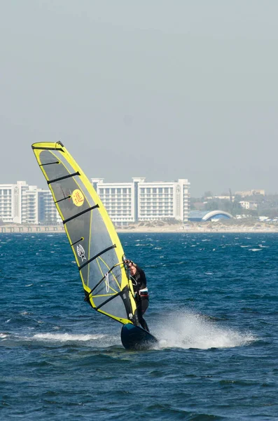 Anapa, Russia-15 червня 2020: Рекреаційний водний спорт. Віндсерфінг. Windsurfer Surfing Вітер на хвилях в океані, море. Екстремальні спортивні заходи. Рекреаційна спортивна діяльність. Здоровий спосіб життя — стокове фото